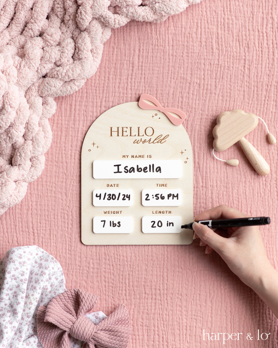 Allecto Plus - Houten Babynaam Informatiebord Voor Pasgeboren Met Hello World Thema Babyaankondiging En Geslachtsaankondiging Wanddecoratie Kinderkamer Met Douche Motief Allecto Plus - Houten Babynaam Informatiebord Voor Pasgeboren Met Hello World Thema Babyaankondiging En Geslachtsaankondiging Wanddecoratie Kinderkamer Met Douche Motief